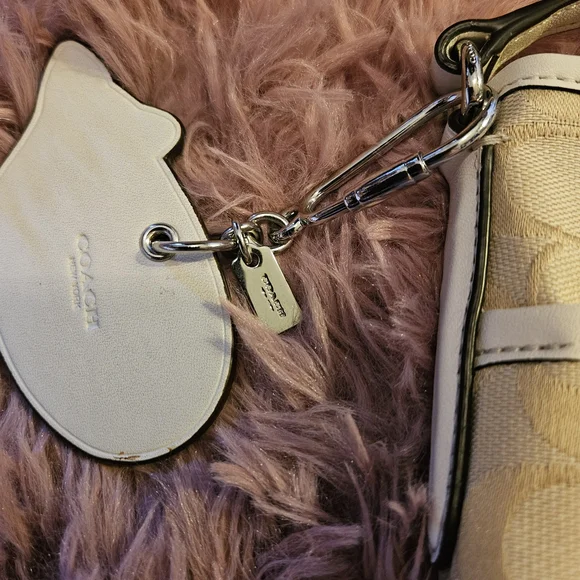 Elegant Coach Cream Shoulder/Crossbody Bag - Picture 3 of 16